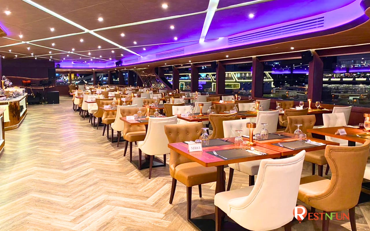 ที่นั่งและบรรยากาศภายในเรือบุฟเฟ่ต์ The Opulence Cruise